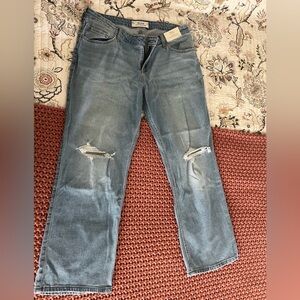 Hollister NWT low rise relaxed straight jeans 14R